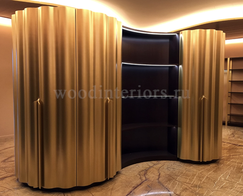 Шкаф с "волнистыми" фасадами с металлизированной покраской под латунь