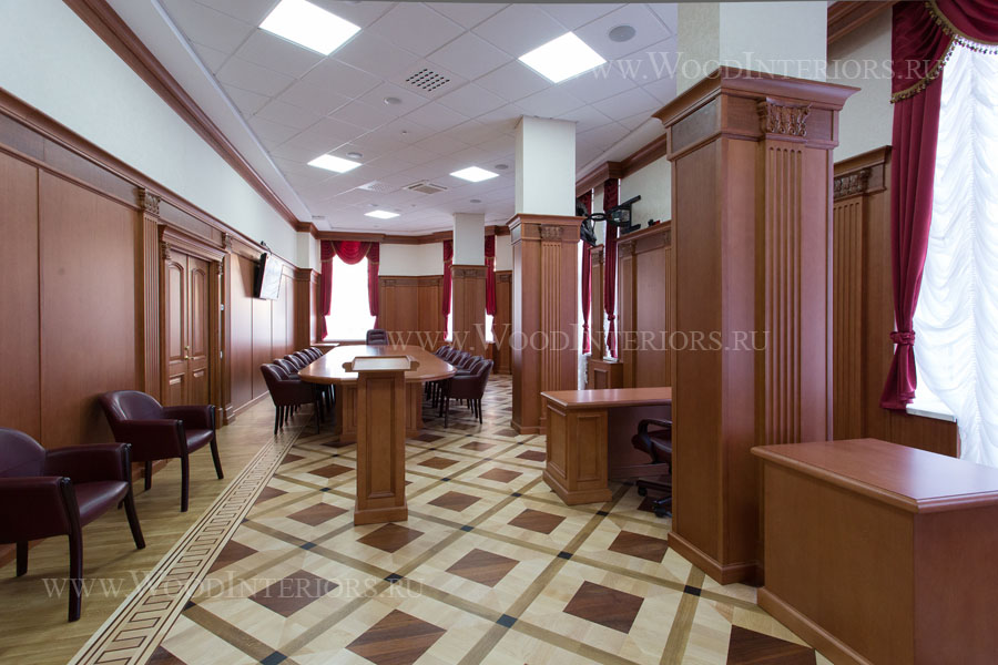 Деревянный интерьер заа президиума суда. Фото1
