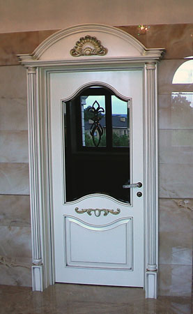Деревянная дверь с резбой в интерьер ванной комнаты. Фото 20