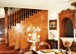 Деревянные стеновые панели в отделке лестницы. Фото 1